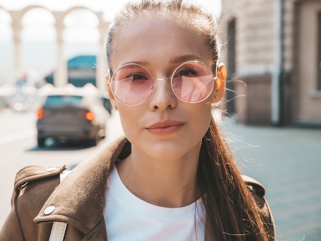 Gratis foto portret van mooi donkerbruin model gekleed in de kleren van het de zomer hipster jasje