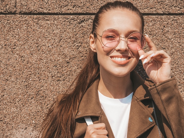 Portret van mooi glimlachend donkerbruin model gekleed in de zomer hipster jasje en jeanskleren