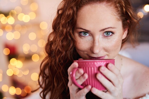 Portret van mooi meisje thee of koffie drinken