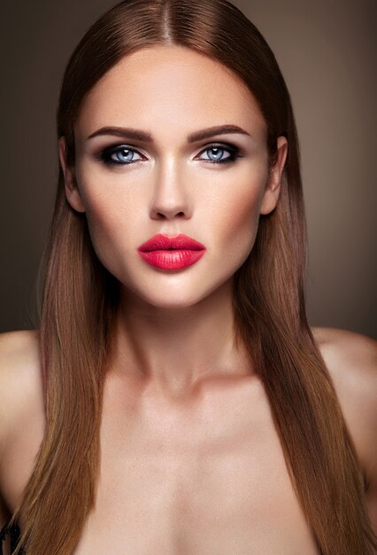 Portret van mooi meisjesmodel met avondmake-up en romantisch kapsel. Roze lippen