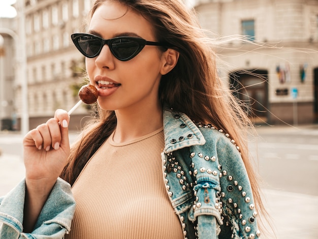 Portret van mooi schattig model in zomer hipster jeans jasje kleding