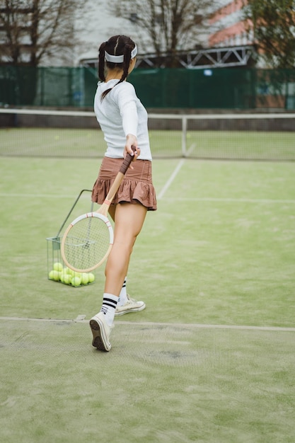 Portret van mooi vrouwen speeltennis openlucht