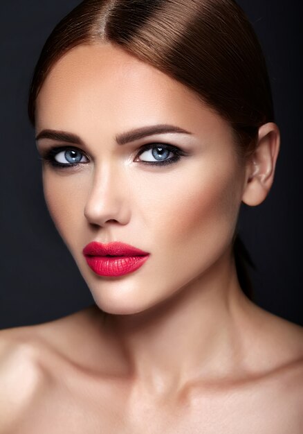 Portret van mooi vrouwenmodel met avondmake-up en romantisch kapsel.
