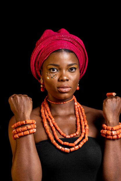 Portret van mooie Afrikaanse vrouw die traditionele toebehoren draagt