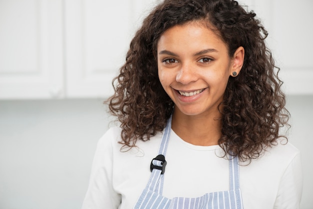 Portret van mooie Afro-Amerikaanse vrouw