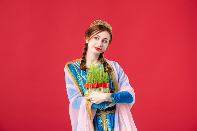 Portret van mooie Azerbeidzjaanse vrouw in traditionele kleding met semeni op rood