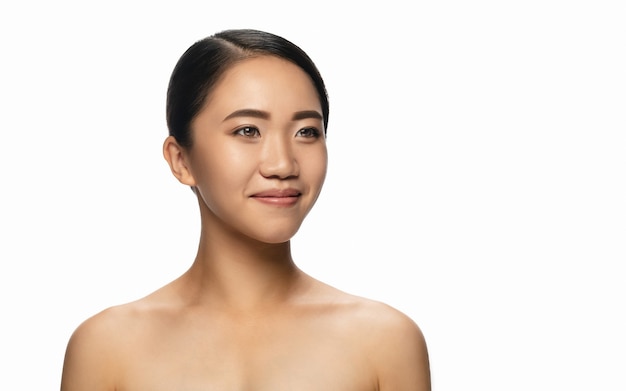 Portret van mooie aziatische vrouw geïsoleerd op witte studio achtergrond beauty fashion skincare