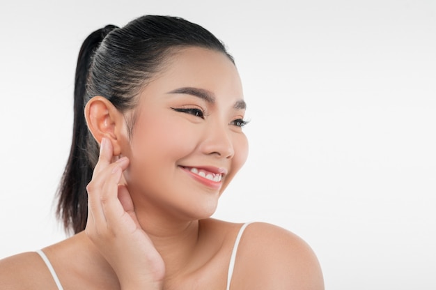 Portret van mooie Aziatische vrouw met zwart haar en roze lippen