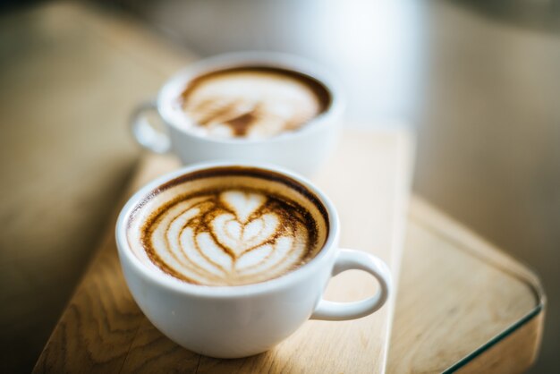 Portret van mooie Aziatische vrouw ontspannen in café