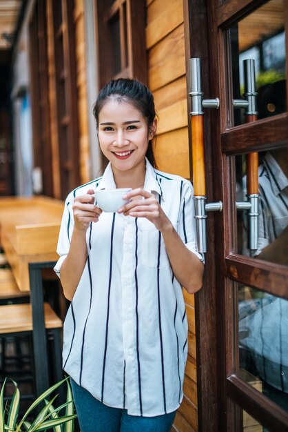 Portret van mooie Aziatische vrouw ontspannen in café