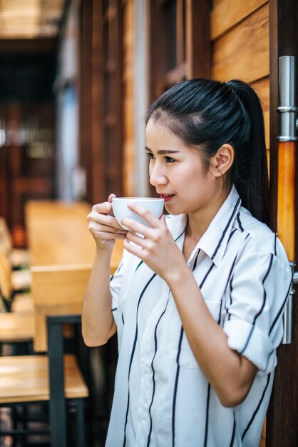 Portret van mooie Aziatische vrouw ontspannen in café