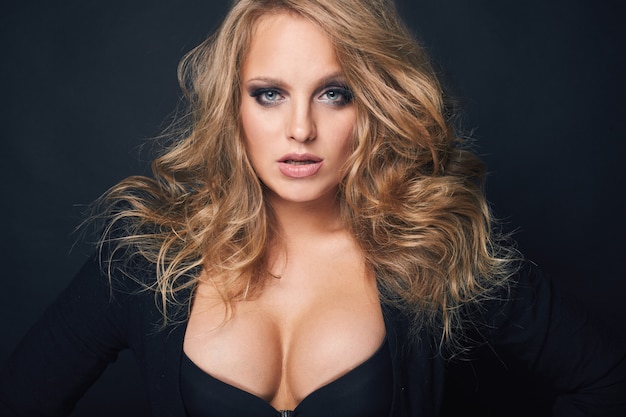 Portret van mooie blonde sexy vrouw op zwart