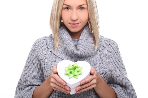 Portret van mooie blonde vrouw met hartvormige geschenkdoos