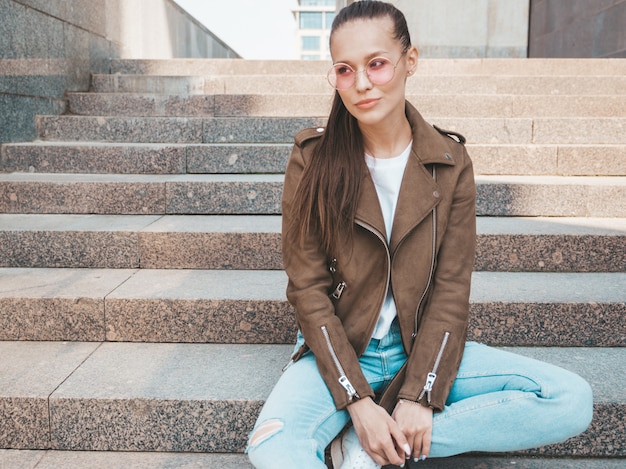 Portret van mooie brunette model gekleed in zomer hipster jas en jeans kleding