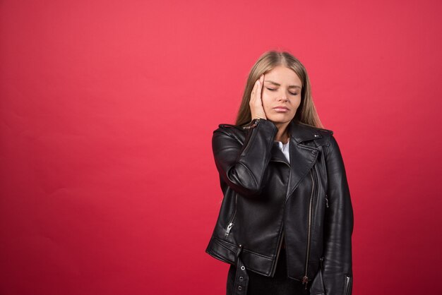 Portret van mooie dame met gesloten ogen die haar hoofd aanraakt