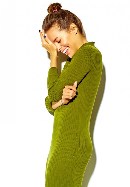 portret van mooie gelukkig schattige lachende brunette vrouw meisje in casual groene hipster zomer kleding zonder make-up geïsoleerd op wit hoofd aan te raken