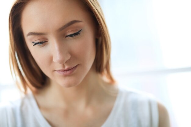 Portret van mooie gembervrouw