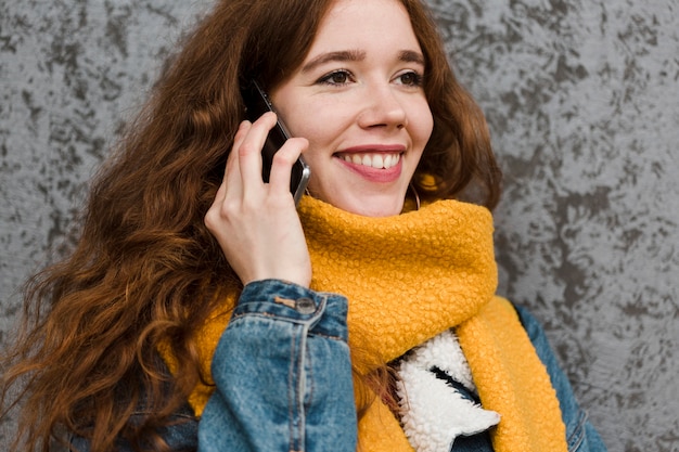 Gratis foto portret van mooie jonge vrouw die op de telefoon spreekt