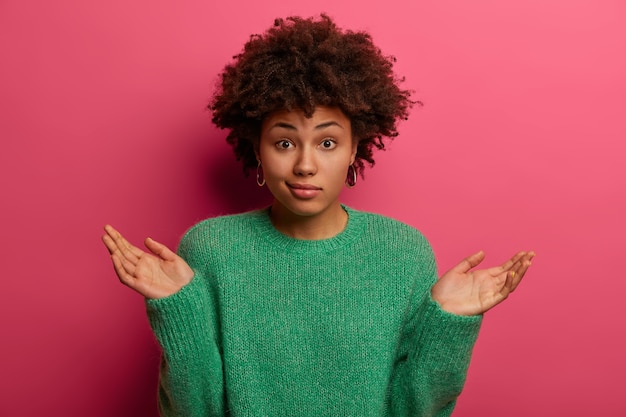 Portret van mooie jonge vrouw gebaren