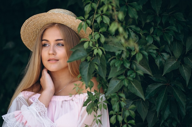 Portret van mooie jonge vrouw in hoed