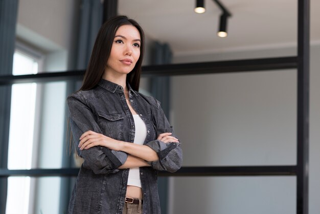 Portret van mooie jonge vrouw met gekruiste armen