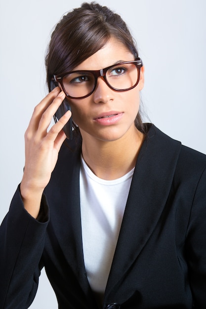 Portret van mooie jonge vrouw met mobiel.