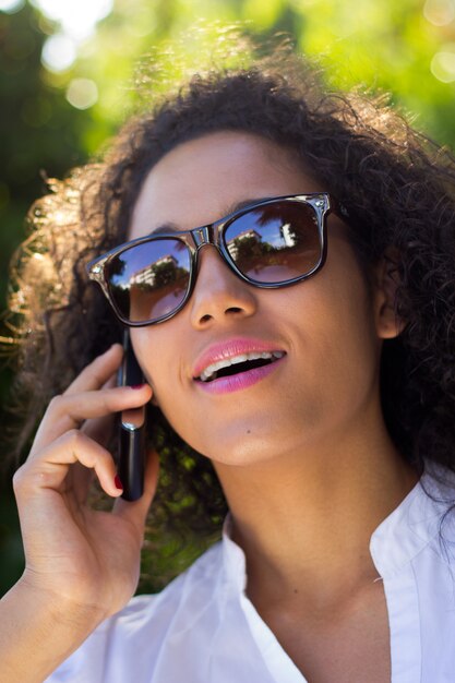 Portret van mooie jonge vrouw met mobiel.