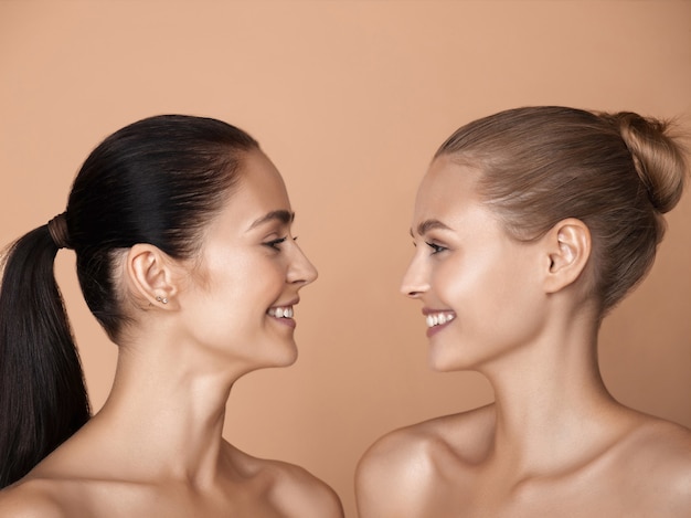 Gratis foto portret van mooie jonge vrouwen op bruine studio