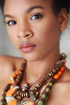 Portret van mooie jonge zwarte met traditionele afrikaanse halsband