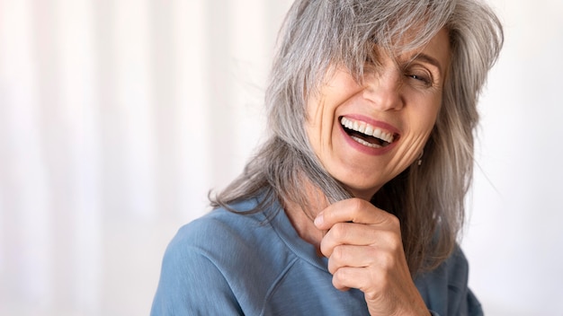 Portret van mooie lachende oudere vrouw