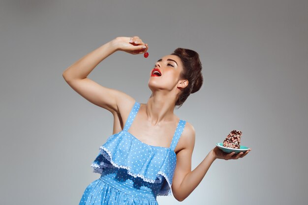 Portret van mooie pin-up vrouw taart eten
