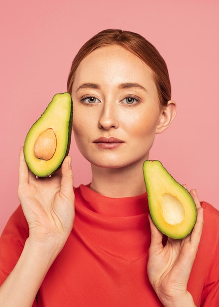 Portret van mooie roodharige vrouw met fruit