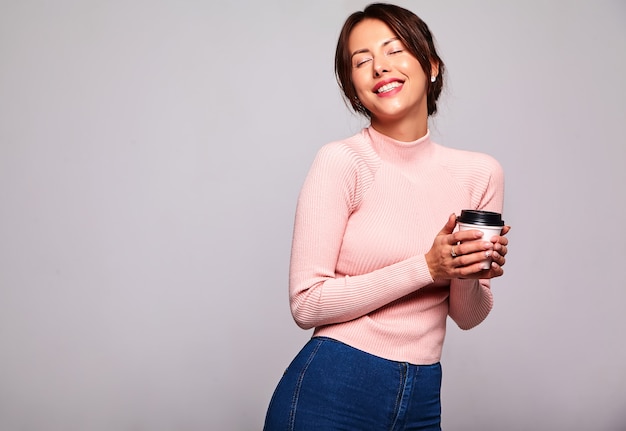 Portret van mooie schattige brunette vrouw model in casual zomer roze kleding zonder make-up geïsoleerd op een witte muur