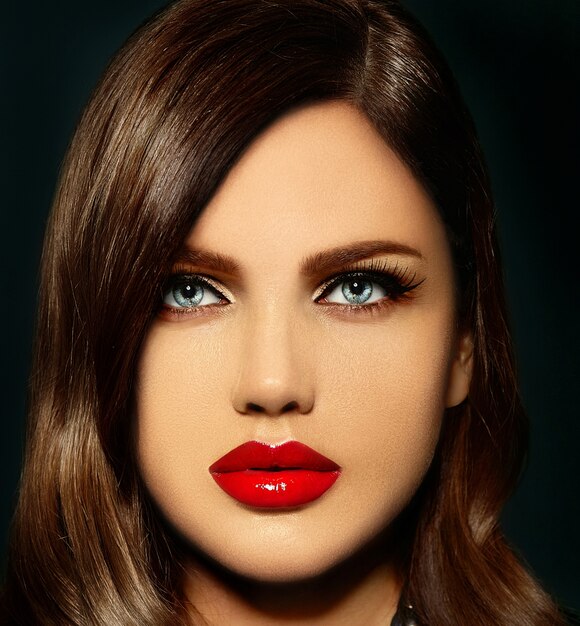 portret van mooie sexy stijlvolle blanke jonge vrouw model met rode natuurlijke lippen