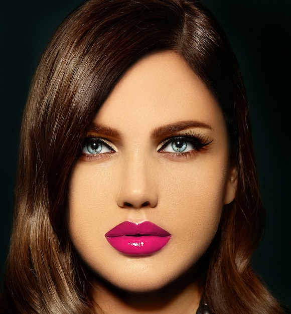 portret van mooie sexy stijlvolle blanke jonge vrouw model met roze natuurlijke lippen