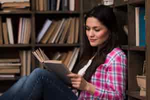 Gratis foto portret van mooie vrouw die een boek leest