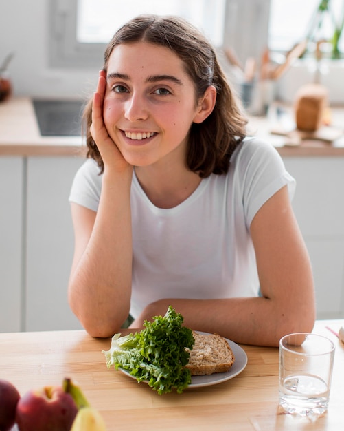 Portret van mooie vrouw die lacht