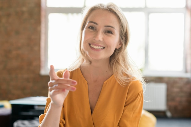 Gratis foto portret van mooie vrouw die lacht