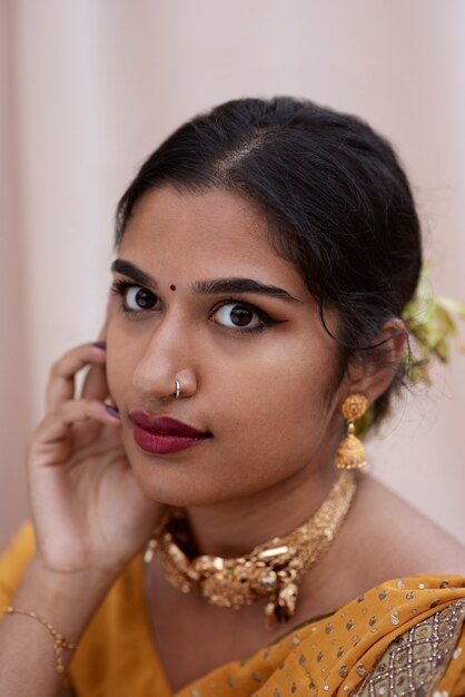 Portret van mooie vrouw die traditioneel sari-kledingstuk draagt