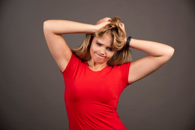 Portret van mooie vrouw die zich voordeed in het donker.