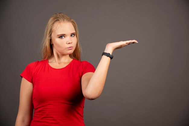 Portret van mooie vrouw die zich voordeed in het donker.