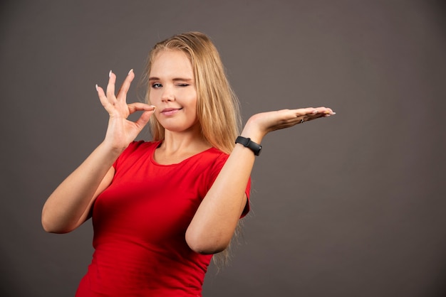 Portret van mooie vrouw die zich voordeed in het donker.