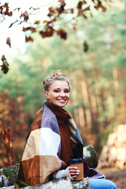 Portret van mooie vrouw in de bosherfst