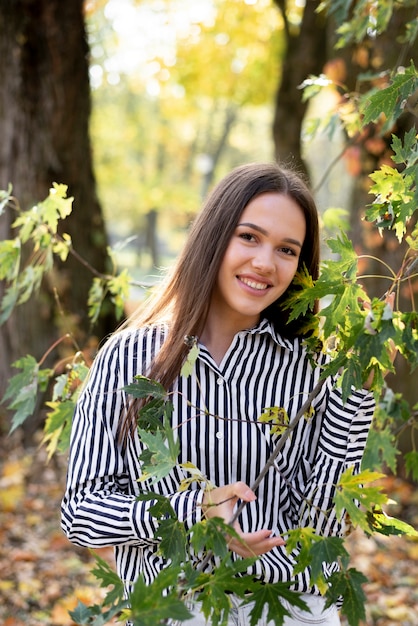 Portret van mooie vrouw in het park