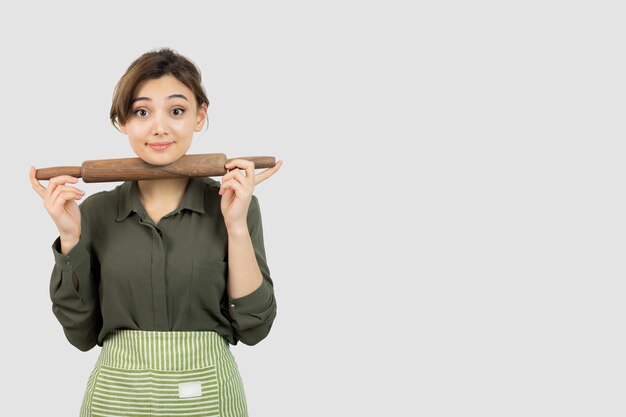 Portret van mooie vrouw in schort met een deegroller