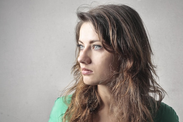 Portret van mooie vrouw in studio