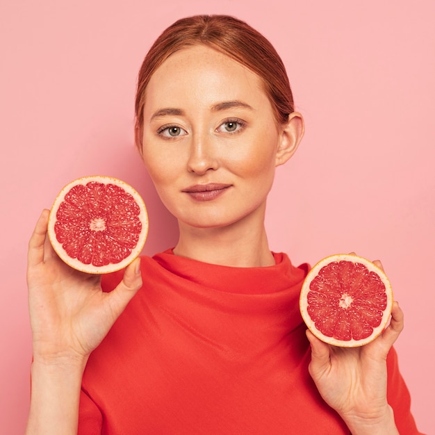 Gratis foto portret van mooie vrouw met citrusvruchten