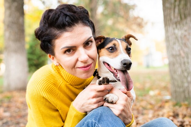Portret van mooie vrouw met haar hond