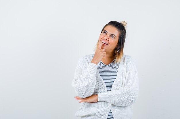 Portret van mooie vrouw met vinger op onderlip