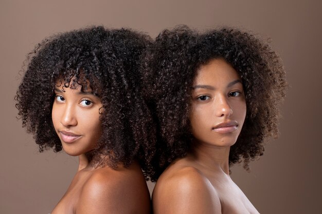 Portret van mooie zwarte vrouwen die samen poseren